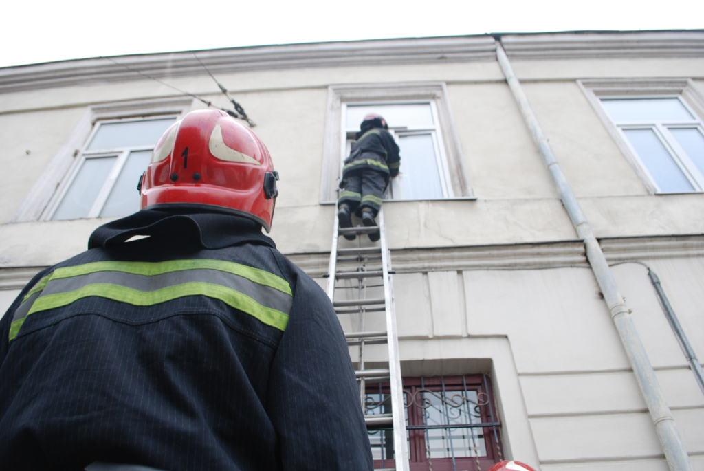 У Луцьку жінка викликала рятувальників, щоб ті відчинили квартиру
