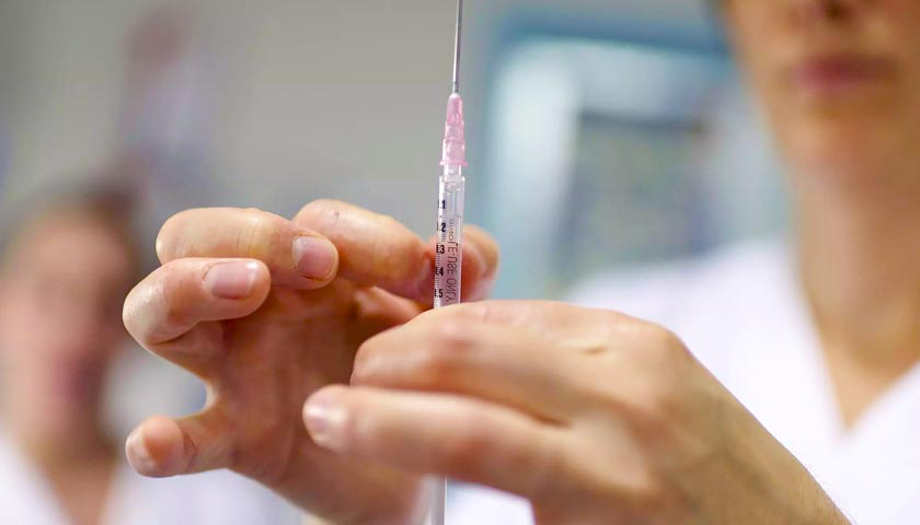 Першу вакцину від коронавірусу  у США отримав медик