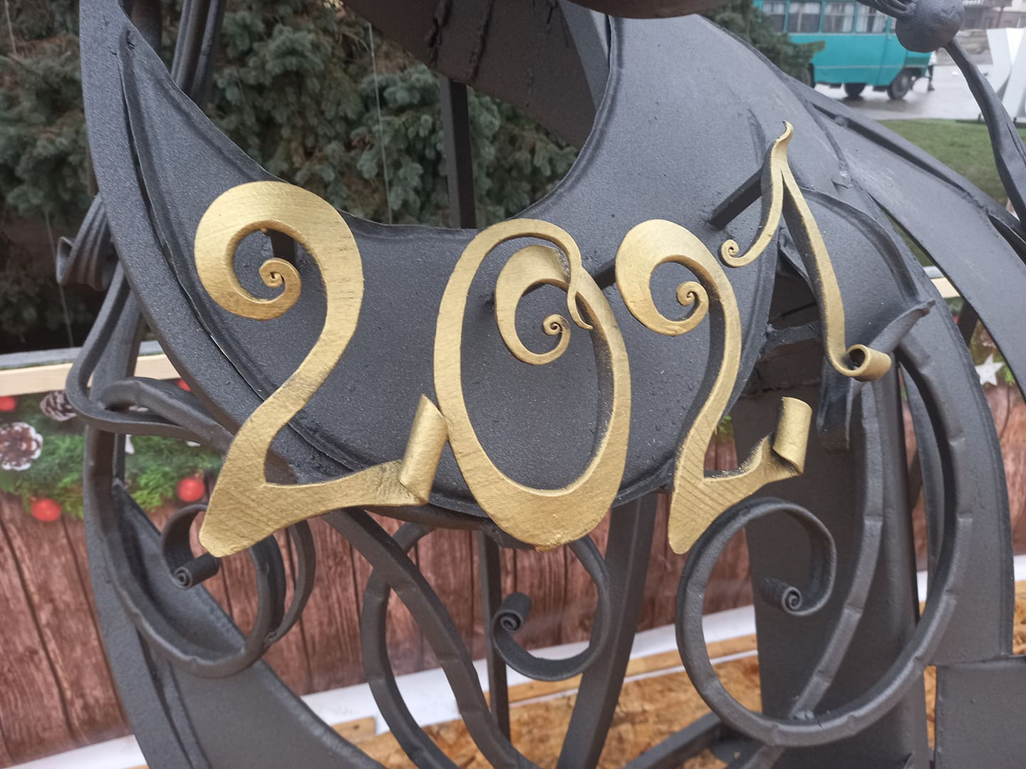У центрі Луцька встановили кований символ нового року (фото)