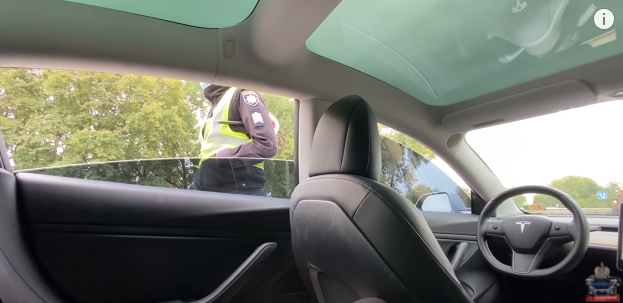 Поліція зупинила автомобіль Tesla, яким керував автопілот (відео)