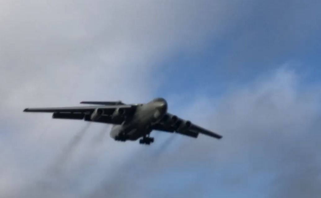 До Луцька прилетів важкий військовий транспортник (відео)