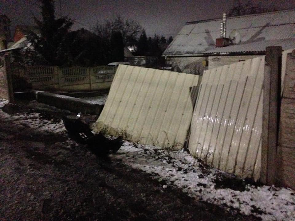 На Писаревського в Луцьку авто знесло паркан: водій втік (фотофакт)