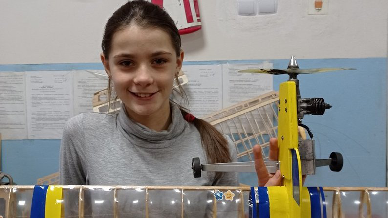 Ковельська школярка взяла «золото» на конкурсі, створивши копію літака