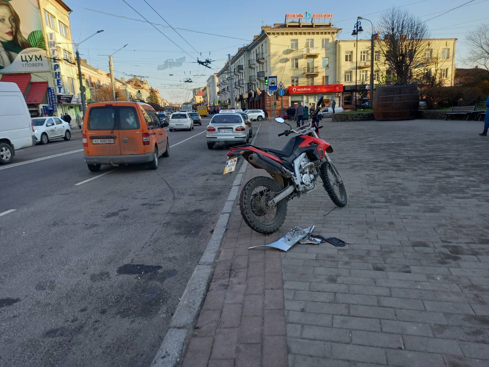 У центрі Луцька – ДТП за участю мотоцикліста: утворився затор (фото, оновлено)