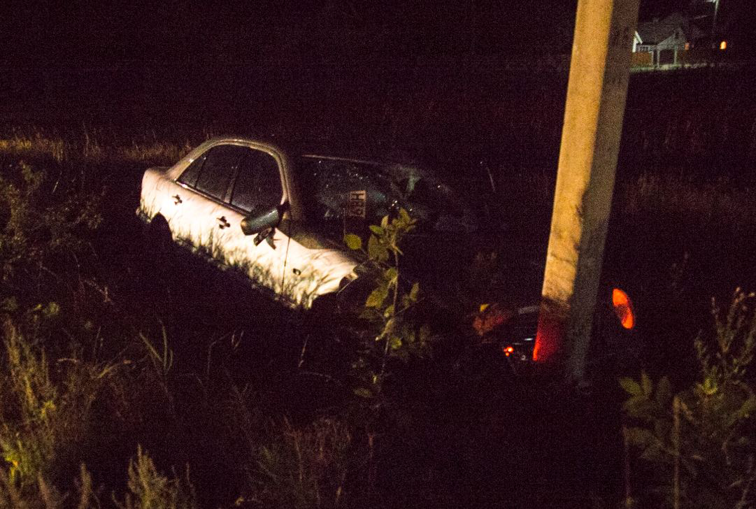 На трасі Ковель-Луцьк авто врізалося в електроопору: постраждала дівчина