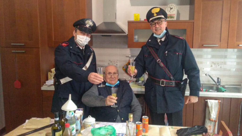 Самотній пенсіонер в Італії викликав копів, щоб випити з ними на Різдво
