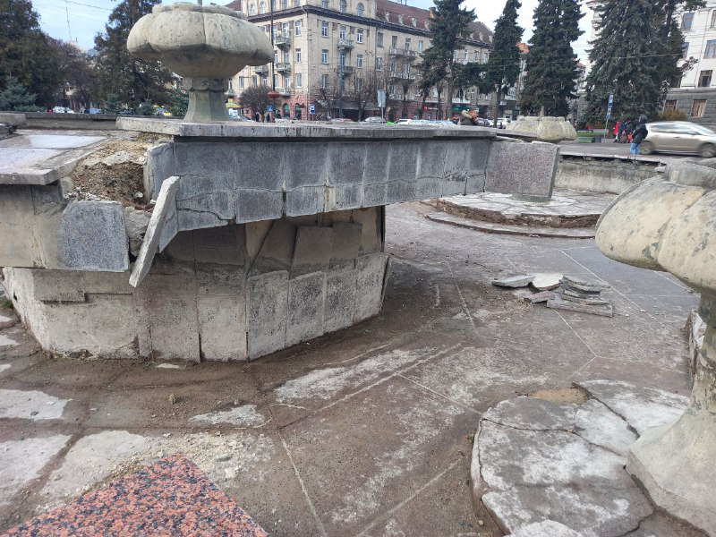 У центрі Луцька руйнується фонтан (фотофакт)