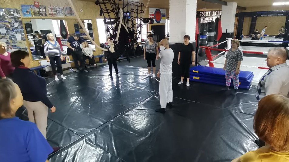 У Луцьку тренер-італієць навчає пенсіонерів карате
