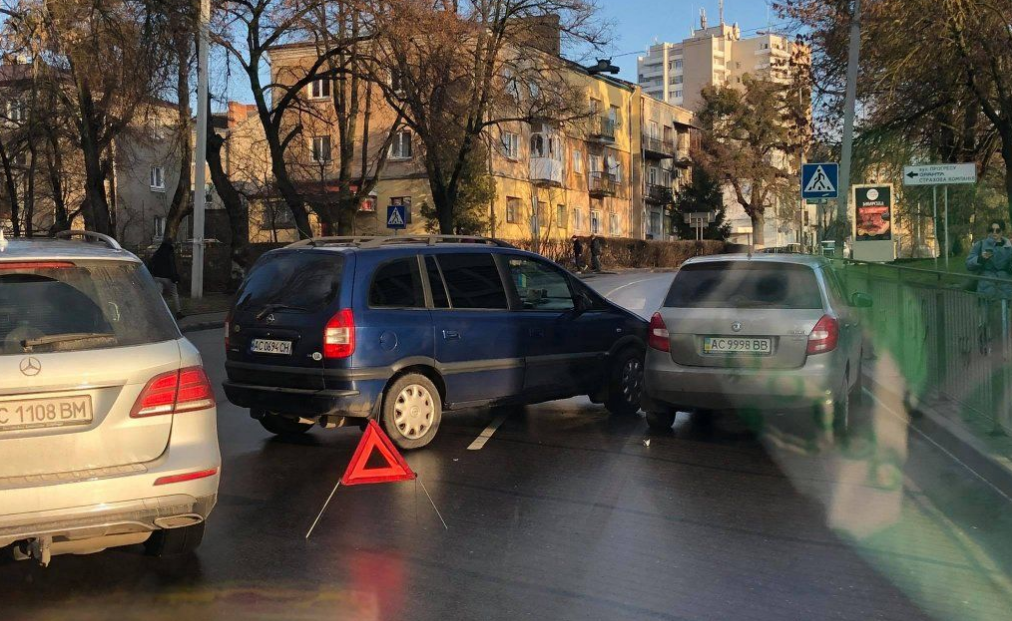 У центрі Луцька не поділили дорогу дві автівки (фото)