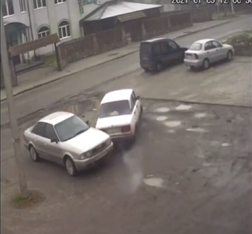 На Волині автівка протаранила припаркований легковик (відео)