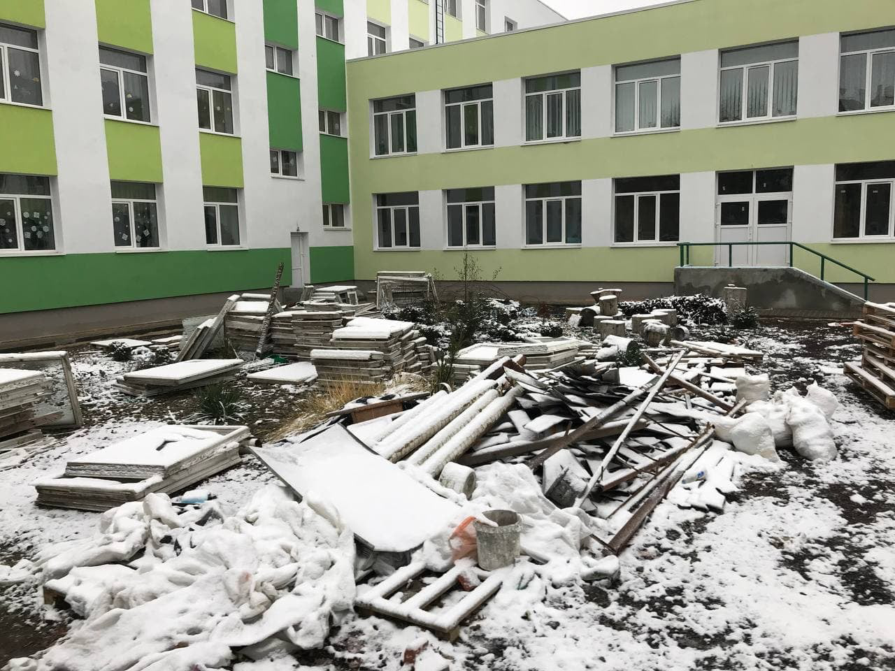 Екологи змусили забрати будівельне сміття біля школи в Луцьку (фотофакт)
