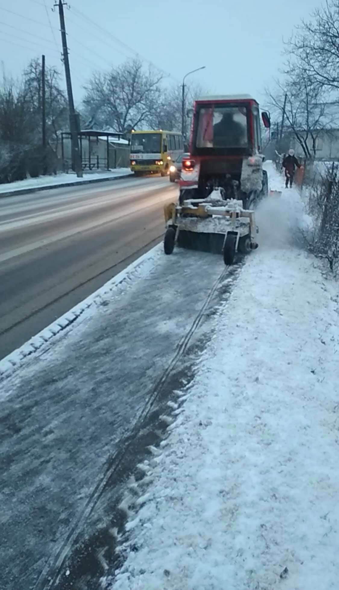 Снігопад у Луцьку: як комунальники рятують від снігу дороги і тротуари