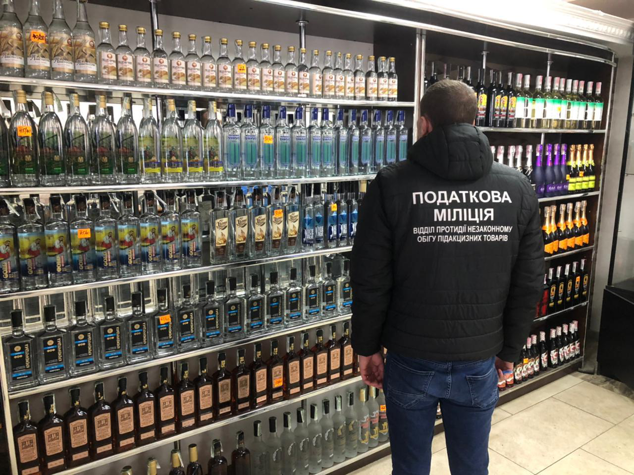Волинська податкова міліція накрила склад-магазин контрафактного алкоголю (фото)