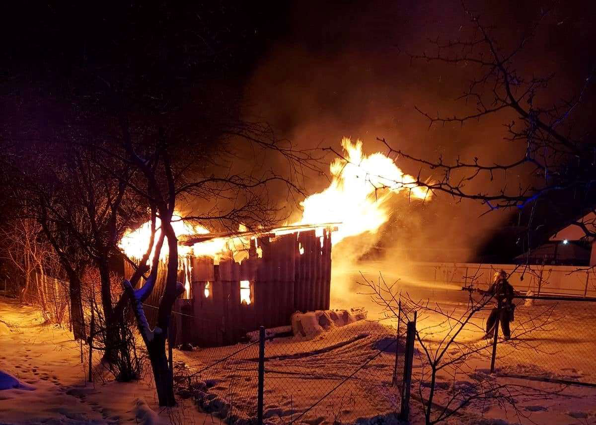Лазня і житлові будинки: на Волині за добу погасили чотири пожежі (фото)