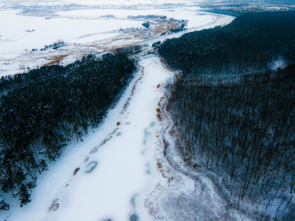 Скована краса: замерзле волинське озеро показали з висоти (фото, відео)