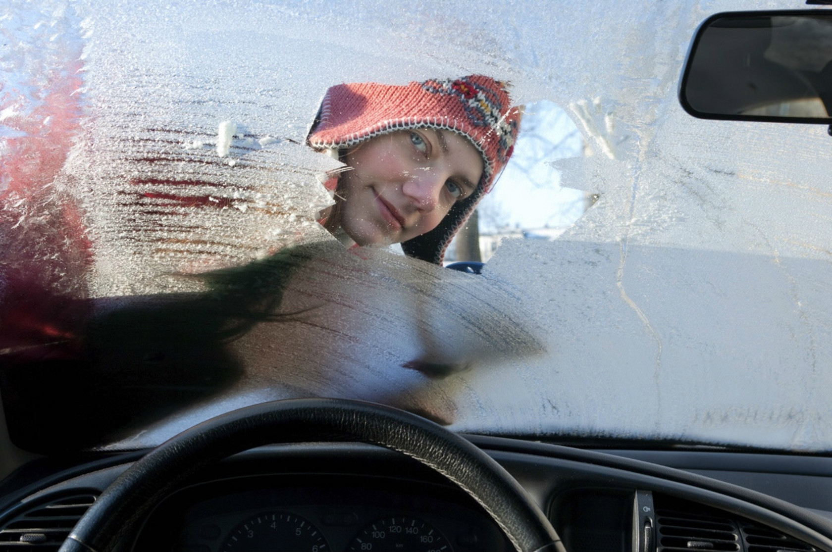 Як швидко очистити скло авто від льоду: поради водіям