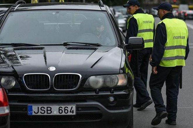 Поліція почала штрафувати водіїв «євроблях»: причини й цифри