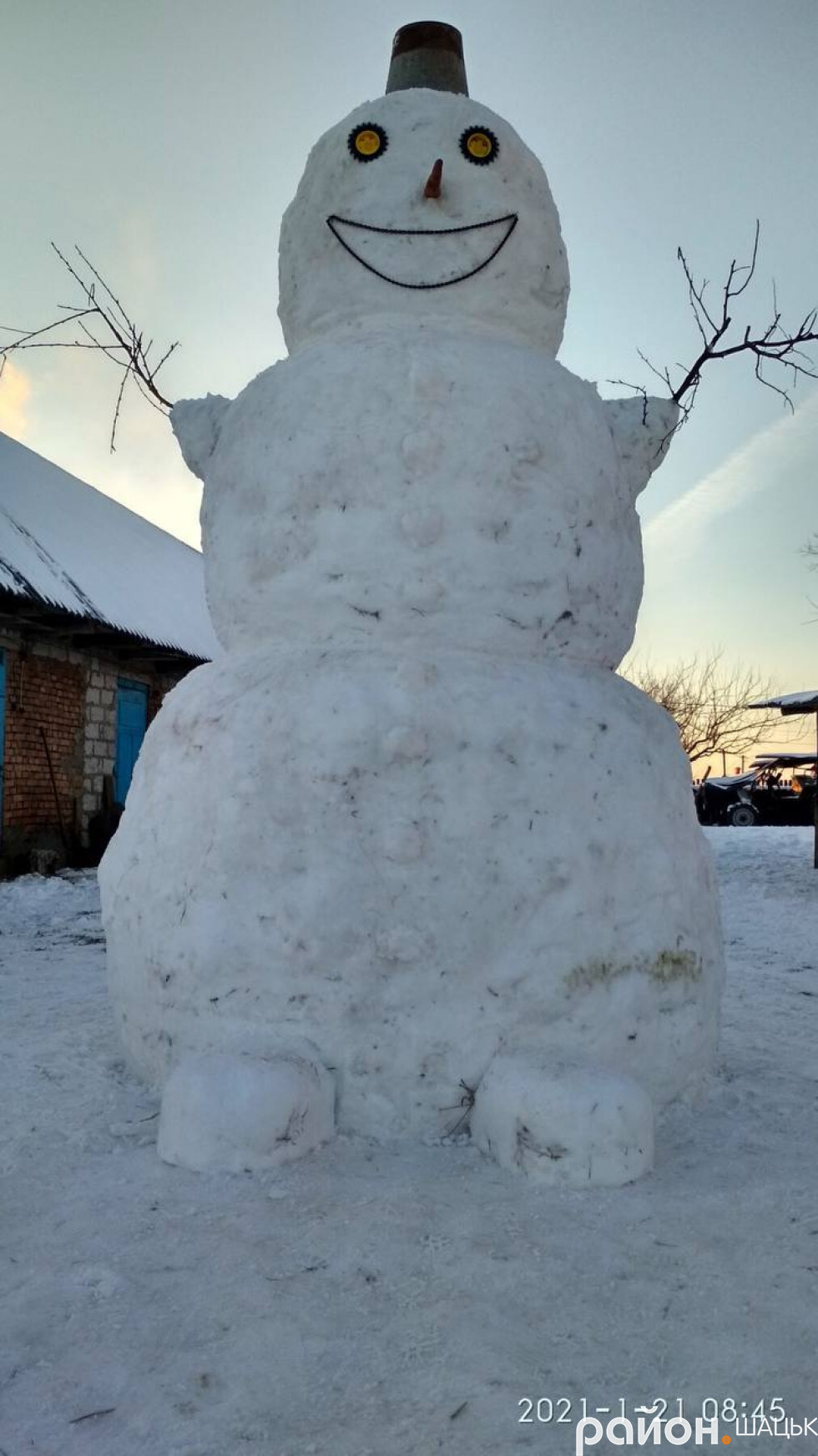 Очі – з коліс, усмішка – з ланцюга: у селі на Волині зліпили величезного сніговика (фото)