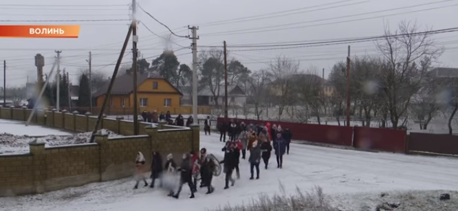 На Волині розвалюється стара школа: батьки учнів принесли похоронні вінки (відео)