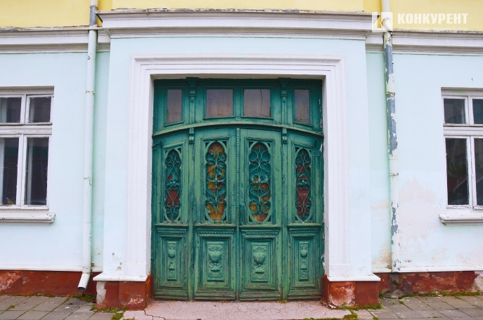 Популярні старовинні двері в Луцьку реставрують: вже є документи