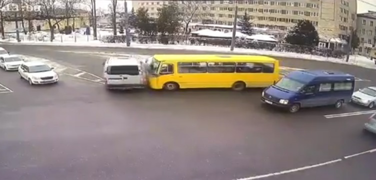 Показали момент зіткнення маршрутки й «опеля» у Луцьку (відео)