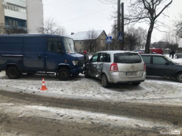 Постраждали тільки автівки: у поліції прокоментували ранкову аварію у Луцьку
