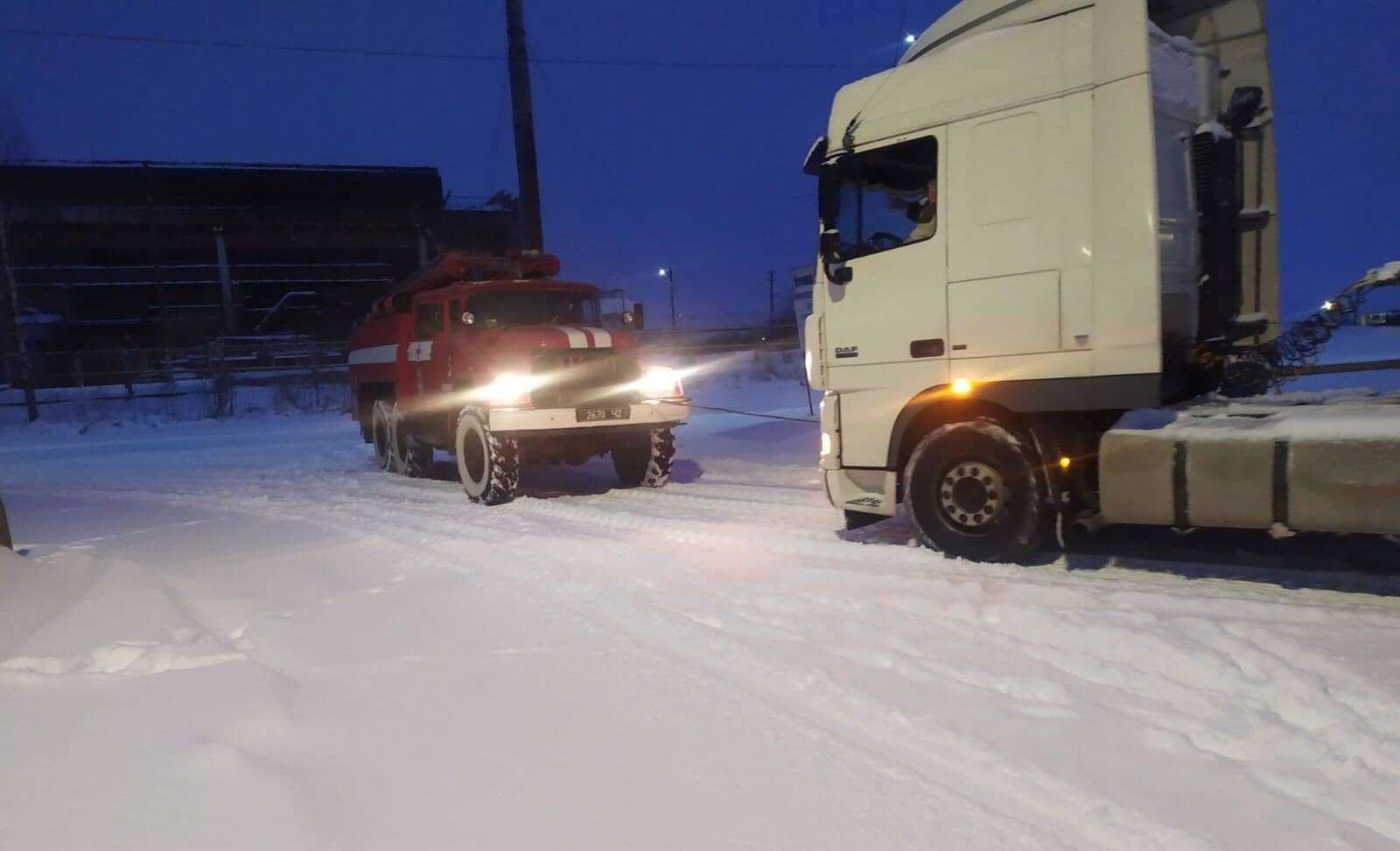 На Волині із снігових заметів рятувальники вивільнили три автомобілі (відео)