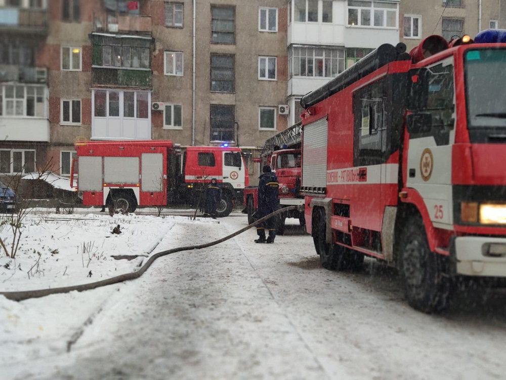 Вогонь знищив меблі: подробиці пожежі у Луцьку на Привокзальній (фото)