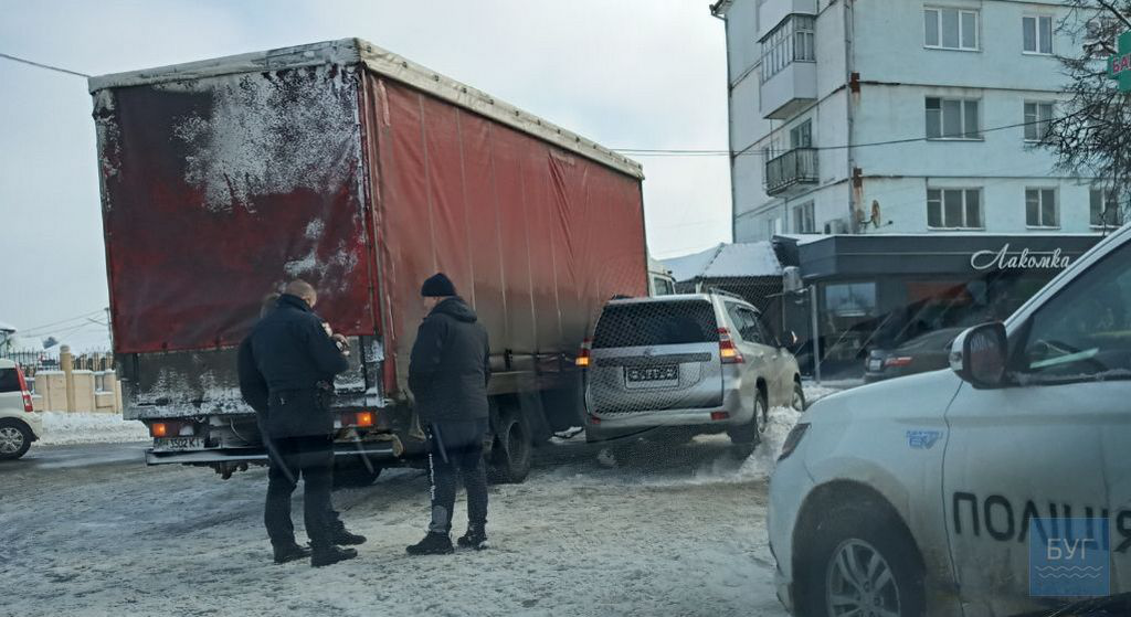 У Володимирі на перехресті трапилася ДТП: зіткнулися кросовер та вантажівка