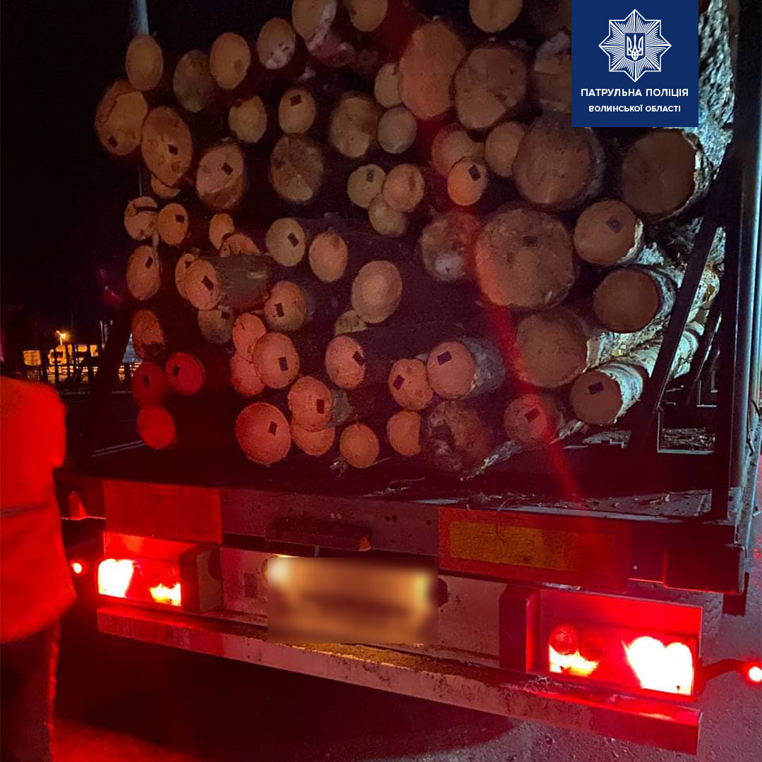 На Волині патрульні зупинили вантажівку з підозрілою деревиною (фото)