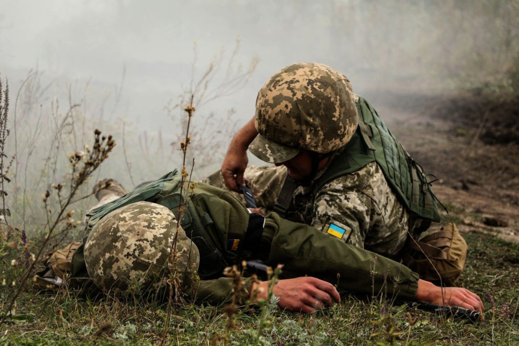 Двоє українських військових поранені внаслідок обстрілів на Донбасі