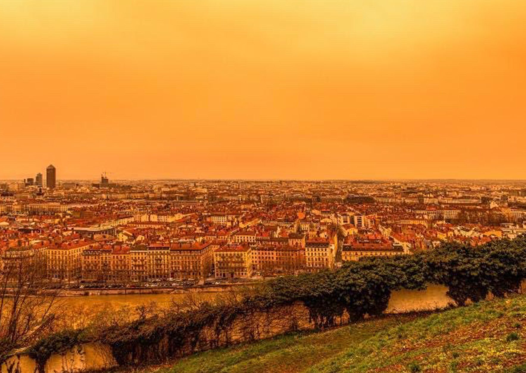 У Франції вітер із Сахари зафарбував небо у помаранчевий колір (фото)