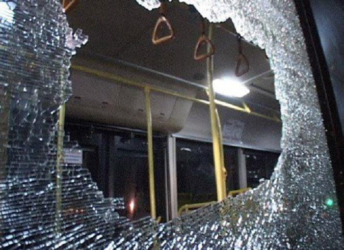 На Волині п'яний хуліган розбив вікно в автобусі