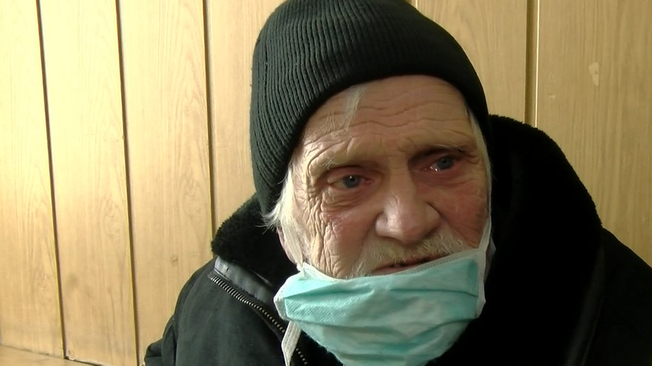 Без грошей і документів: у Луцьку в пункті обігріву вже місяць живе пенсіонер