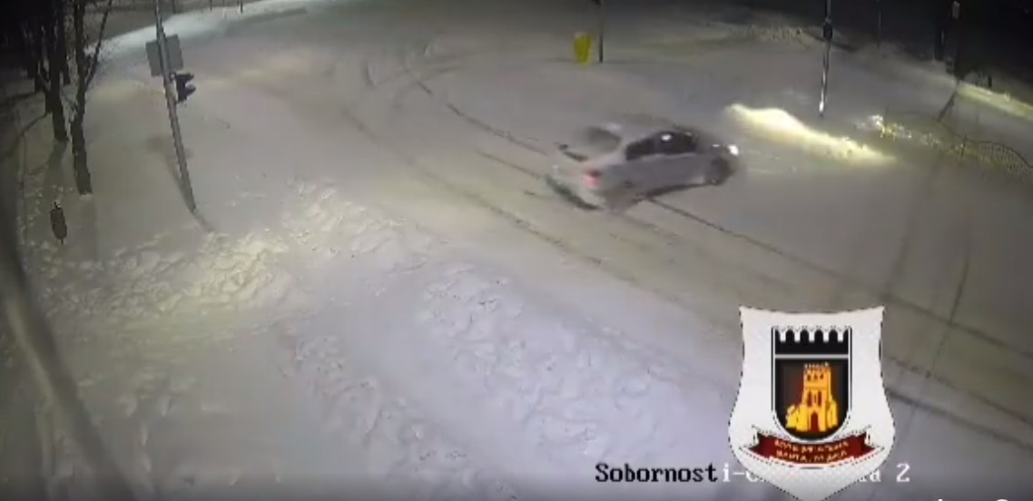 Дрифт мимоволі: муніципали показали, як у Луцьку водія занесло на дорозі (відео)