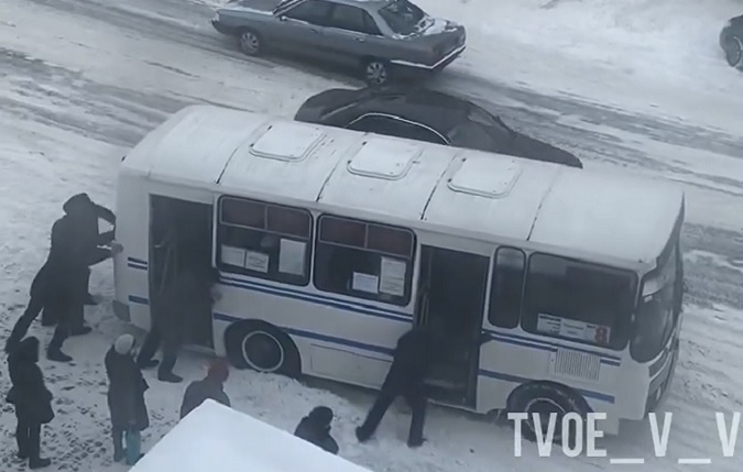 У Володимирі пасажири випхали автобус зі снігового замету (відео)