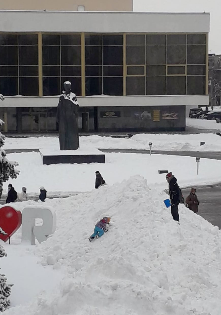 У центрі Луцька діти підкоряли величезну гору снігу (фото)