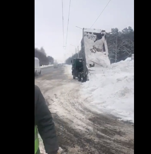 На Волині покарали приватника, який скидав прибраний сніг на дорогу (відео)