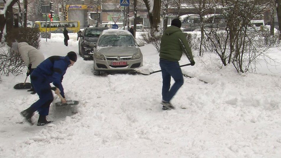 Довелося купити лопати: як лучани самотужки розчищають вулиці від снігу (відео)