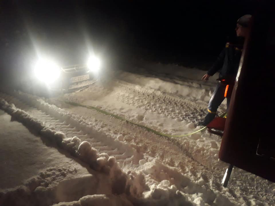 На Волині зі снігового замету витягли автівку з жінкою і трьома дітьми