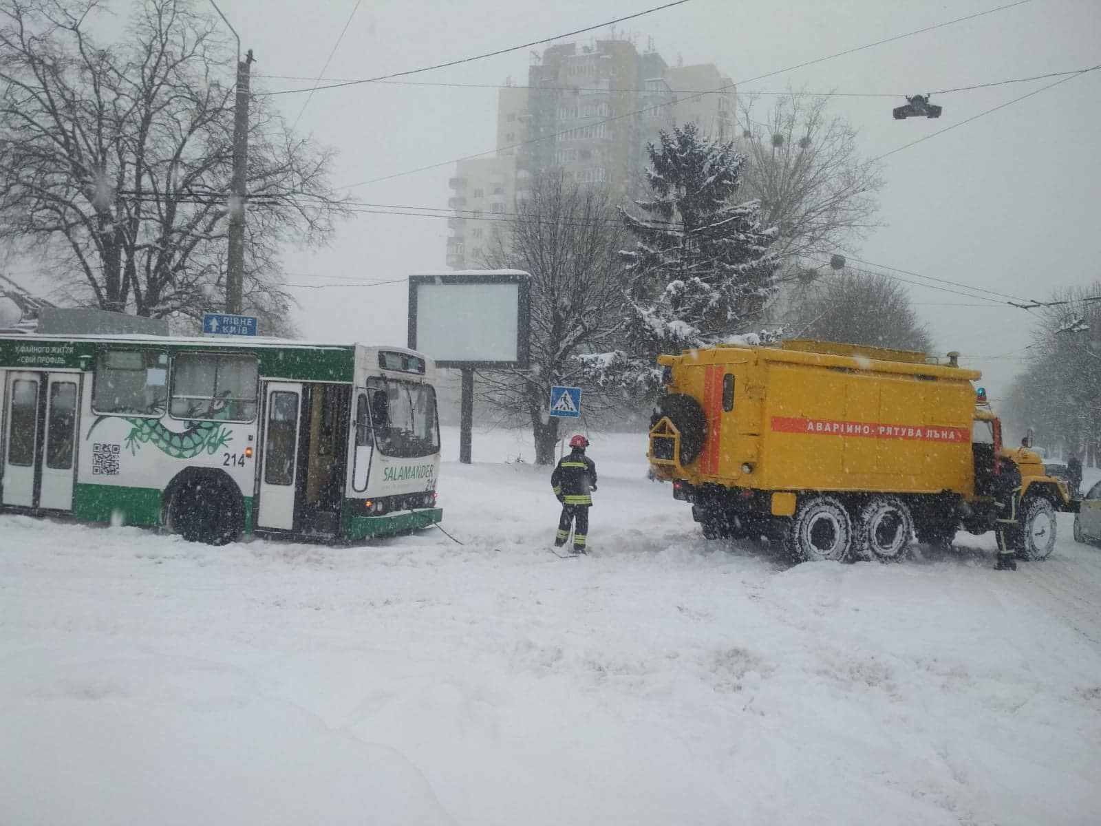 У Луцьку в снігу застряг тролейбус (фото)