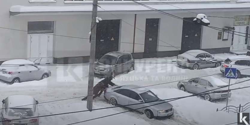 Лопата добра: в центрі Луцька незнайомці допомогли авто виборсатися зі снігу (відео)
