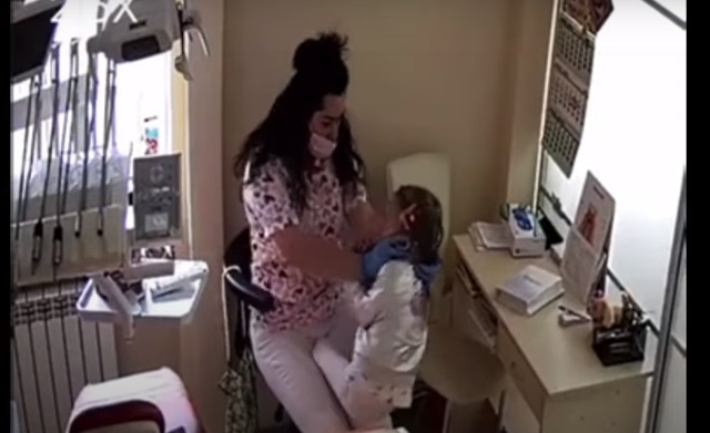 У Рівному стоматологиня в кабінеті шарпала та лупцювала дитину (відео)
