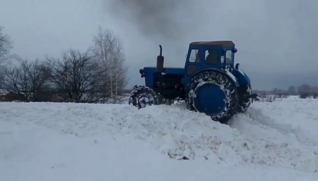 На Волині трактор, який чистив дорогу від снігу, переїхав чоловіка