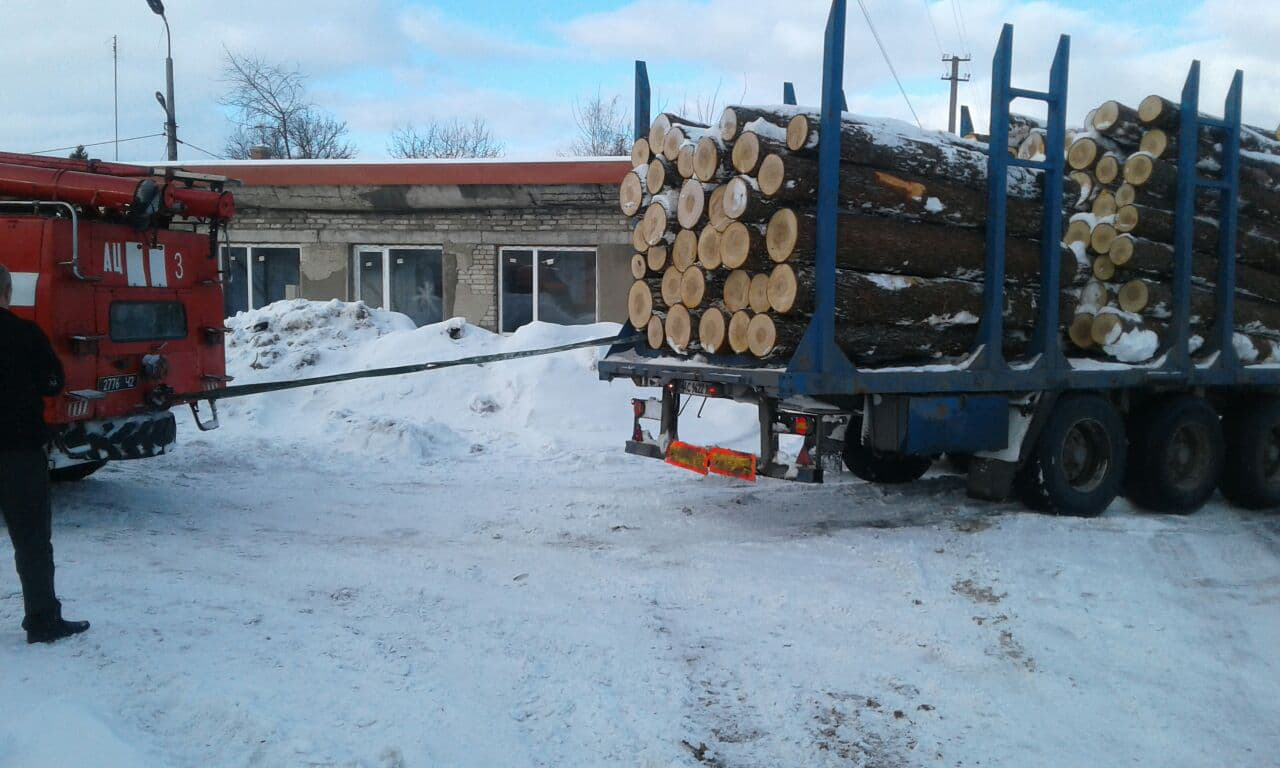 Вантажівка з деревиною, автобус і «швидка»: зі снігових заметів витягнули 14 автомобілів (фото)