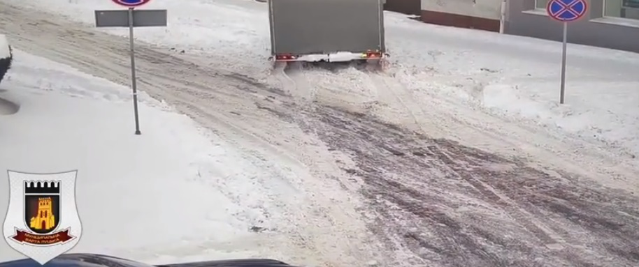 У Луцьку вантажівка застрягла на обмежувачах руху (відео)
