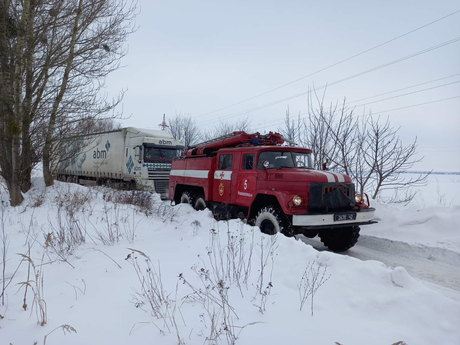 Автобус із пасажирами і 9 автівок: на Волині зі снігових заметів витягнули транспорт (фото)