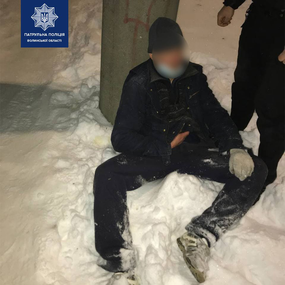 На зупинці в Луцьку патрульні в снігу знайшли чоловіка (фото)