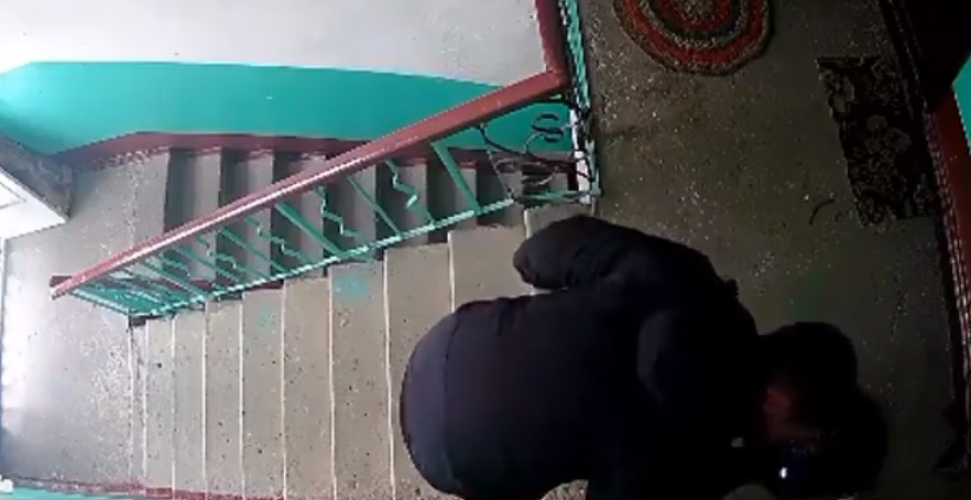 У Ковелі камера «спіймала» чоловіка в масці, який перевіряв дверні замки (відео)