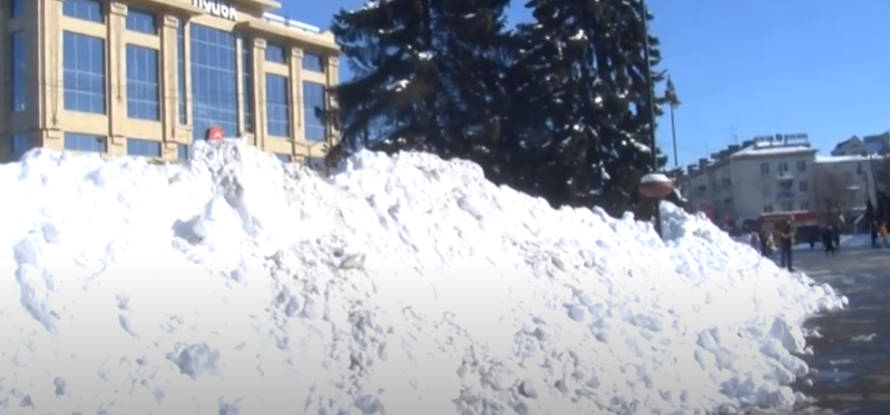 Затопить каналізацію: із центру Луцька просять вивезти сніг